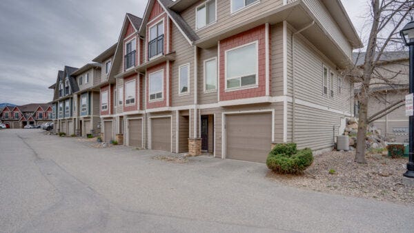 3 bedroom 3 bathroom townhouse 1003 4900 Heritage Drive